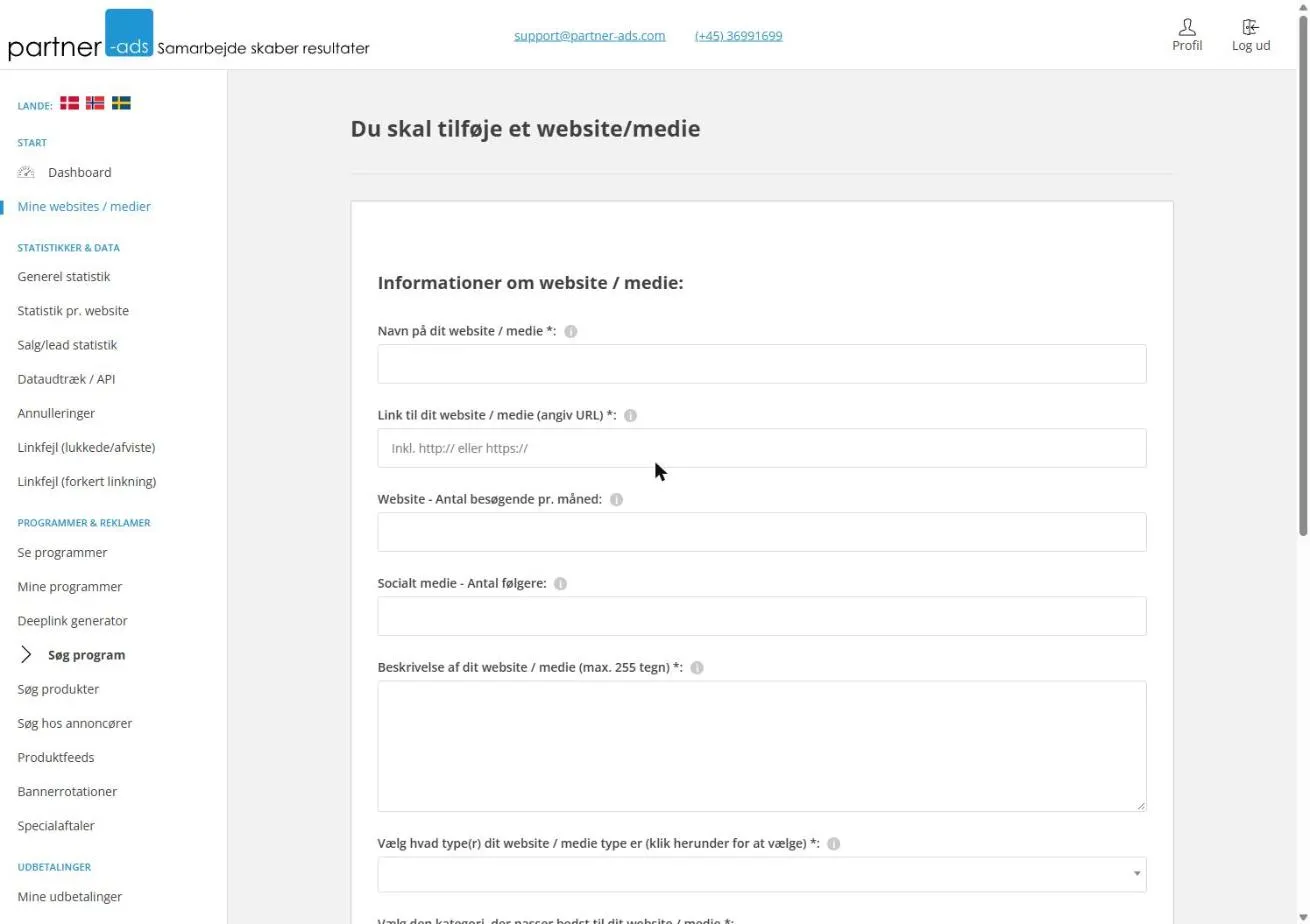 Formularen “Du skal tilføje et website/medie” med felter til navn, URL, besøgende, følgere og beskrivelse